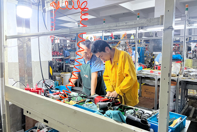 La instalación de fabricación muestra una variedad de herramientas eléctricas, incluidos los martillos de demolición, los martillos rotativos y los martillos de gato, junto con los modelos de CA e inalámbricos.