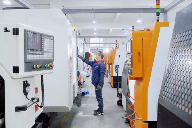 La maquinaria operativa de trabajadores de fábrica en un entorno industrial, rodeado de varios tipos de herramientas eléctricas, como martillos de demolición, martillos rotativos y martillos de gato, junto con modelos AC y inalámbricos.