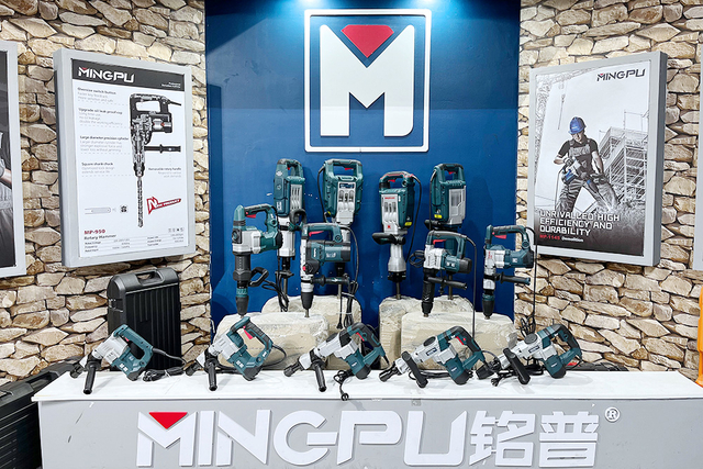 La diversa gama de herramientas eléctricas de Mingpu en exhibición, incluidos los martillos de demolición, los martillos rotativos y los martillos de gato, con modelos AC y inalámbricos exhibidos.
